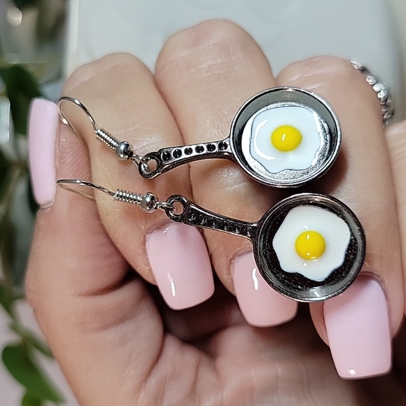 🔥LAST PAIR🔥 Egg Skillet Drop Earrings - Picture 5 of 5